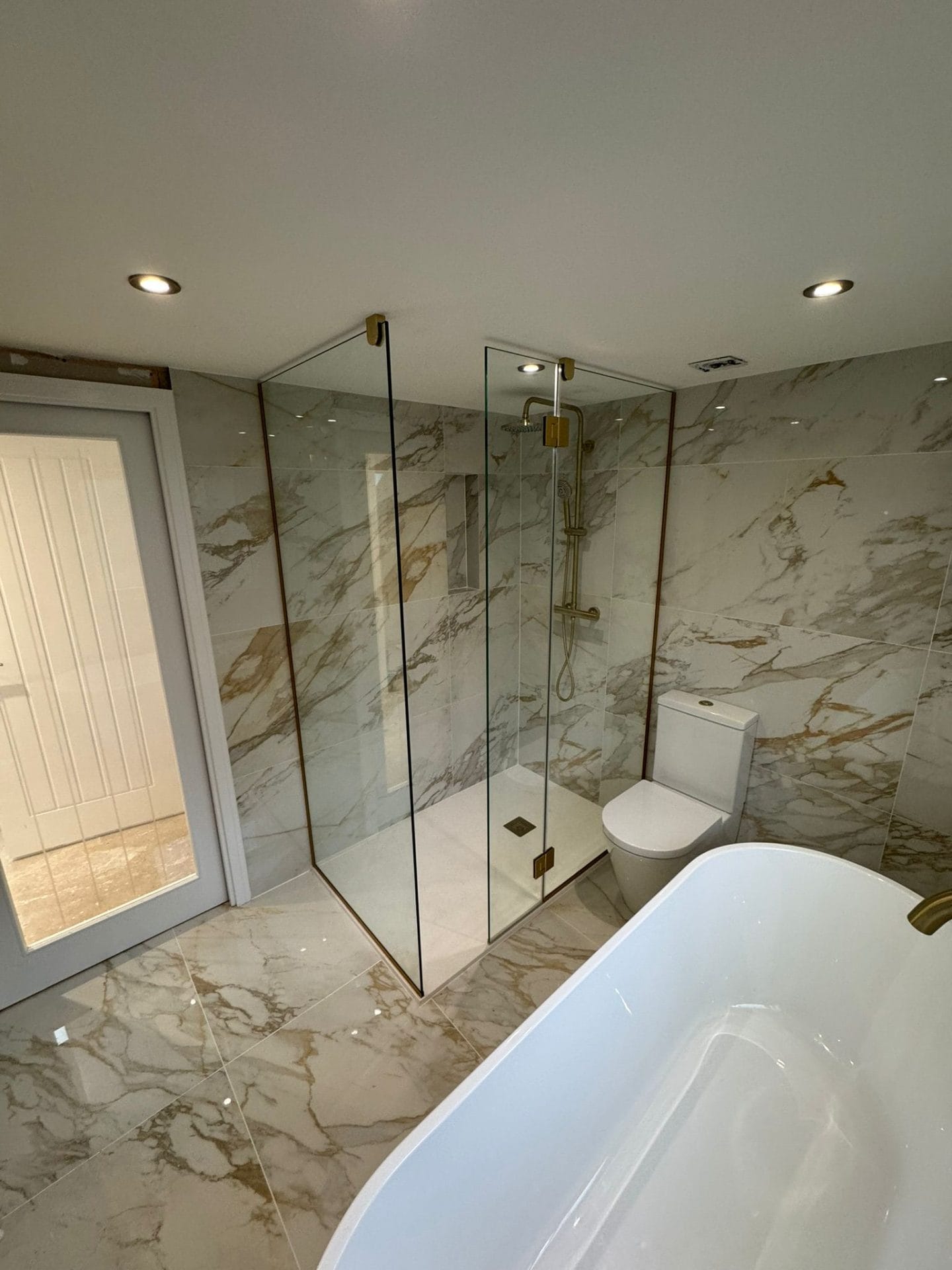 bathroom design characterized by marble-effect porcelain tiling